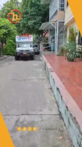 Ambulancia tumbó un árbol en medio de una aparente competencia por pacientes con otro vehículo. El hecho ocurrió en el barrio El Caracolí de Neiva. #HuilaAlDia #neivahuila #ambulancia 