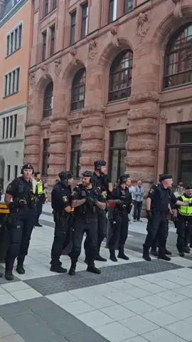 الشرطة السويدية كانت عنيفة اليوم قرب منزل رئيس وزراء السويد 11/8 Stockholm sweden swedish polisen 