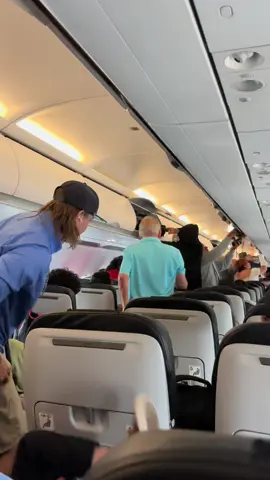 LO QUE LA GENTE ESCUCHA AL ATERRIZAR🤣🙄 #travel #traveltiktok #traveltok #traveltips #traveltips #travellife #viral #viralvideo #viraltiktok #viral_video #virall #parati #paratiiiiiiiiiiiiiiiiiiiiiiiiiiiiiii #paratipage #foryoupage #foryourpage 