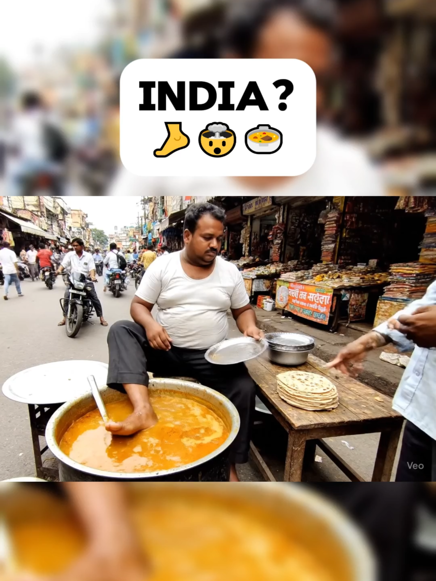 🍛🔥 ¡Sabor y tradición en las calles de India! Mira cómo este cocinero usa su pie para preparar un curry único 🦶🍲. #streetfood #india #indianfood