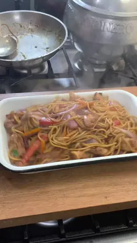 Tallarín saltado criollo 🔥  Éste es uno de los platos bandera de la comida criolla. ##panchococinero##pasta##cocina ##Receta ##tips