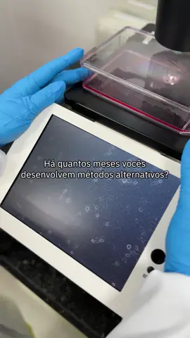 Há 25 anos, temos uma política de não testes em animais. Cultivamos uma missão séria com uma beleza que cuida, e a inovação em métodos alternativos de testagem é um pilar estratégico para nós, refletindo diretamente em nossos Compromissos 2030. #trend #meses #anos #historia #trendmeses