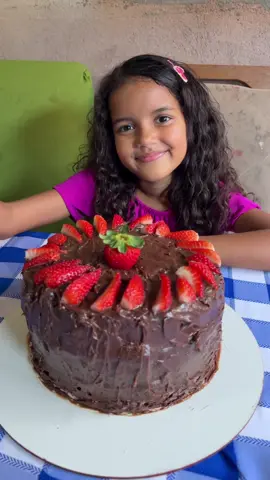 Débora fez bolo de morango com chocolate ♥️♥️💜