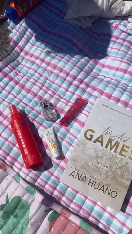 To many more beach days with the girls 🤍✨ #beachday #laneige #summerfridays #elf #twistedgames #twistedlies #makeyoumine @laneige_us @e.l.f. Cosmetics @Summer Fridays 