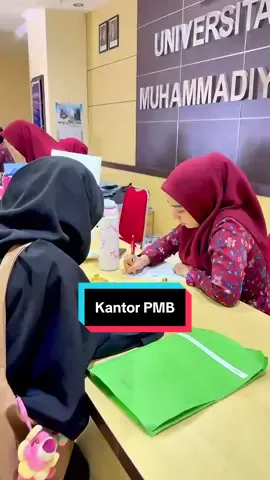 Pelayanan Kantor PMB yang Baik dan Benar Kantor Penerimaan Mahasiswa Baru (PMB) hadir sebagai garda terdepan dalam memberikan informasi dan layanan kepada calon mahasiswa dengan sikap ramah, sopan, dan profesional. Setiap petugas melayani dengan senyum, bahasa yang santun, serta memberikan penjelasan yang jelas dan mudah dipahami. Proses pendaftaran dilakukan secara cepat, tertib, dan transparan, sehingga memudahkan calon mahasiswa dalam memenuhi seluruh persyaratan. Pelayanan juga didukung oleh fasilitas yang nyaman, ruang tunggu yang rapi, serta sistem pelayanan yang terintegrasi baik secara offline maupun online. Selain itu, petugas senantiasa siap membantu, menjawab pertanyaan, dan memberikan solusi terhadap kendala yang dihadapi pendaftar. Dengan komitmen pada mutu dan kepuasan, Kantor PMB menjadi pusat pelayanan yang amanah, efektif, dan terpercaya. #unismuhmakassar #unismuhunggul #kampus #maba25  #PMB #PenerimaanMahasiswaBaru #PelayananTerbaik #KampusUnggul #PMBOnline #KampusPilihan #PelayananRamah #DaftarKuliah #KuliahMudah #KampusTerpercaya