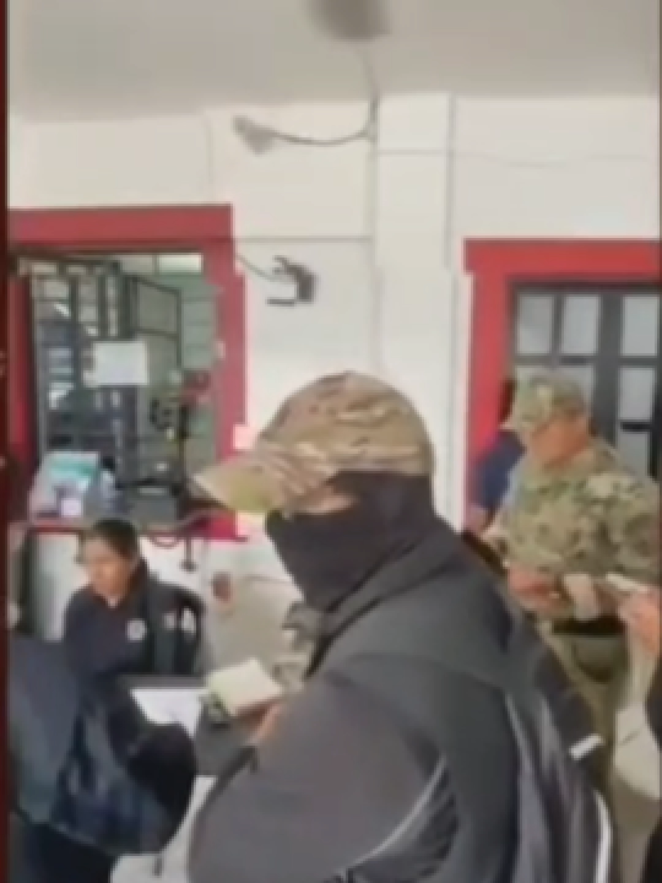 6 DETENIDOS Y LA RECUPERACIÓN DEL C2 ES EL PRIMER SALDO DEL OPERATIVO EN PINOTEPA. El fiscal, Bernardo Rodríguez Alamilla, confirmó que mas de 600 elementos de fuerzas federales y estatales tomaron el control de la Policía Municipal de #PinotepaNacional y la búsqueda de objetivos prioritarios. Señaló que la Fiscalía General del Estado de Oaxaca recuperó el control del C2 donde encontraron 5 cuentas espejo. 4 policías fueron detenidos como probables responsables de tener vínculos con la delincuencia organizada.#RedacciónOaxaca #Oaxaca #HumbertoCruz #viralllllll #paratí #OaxacaDeJuárez #Noticias