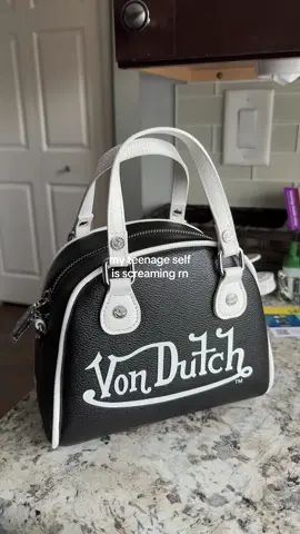 I always wanted a @Von Dutch handbag, she’s so cute 😭 #y2k #bowlingbag #vondutch #2000sfashion 
