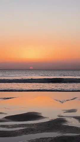 في لحظة الغروب تتجلى المشاعر الجميلة الممزوجة بالهدوء والحب، والرومانسية ..❤️ عاشق الغروب...💥🧡 قمة الراحة النفسية...🌊☀️♥️ تصويري...📸✌️