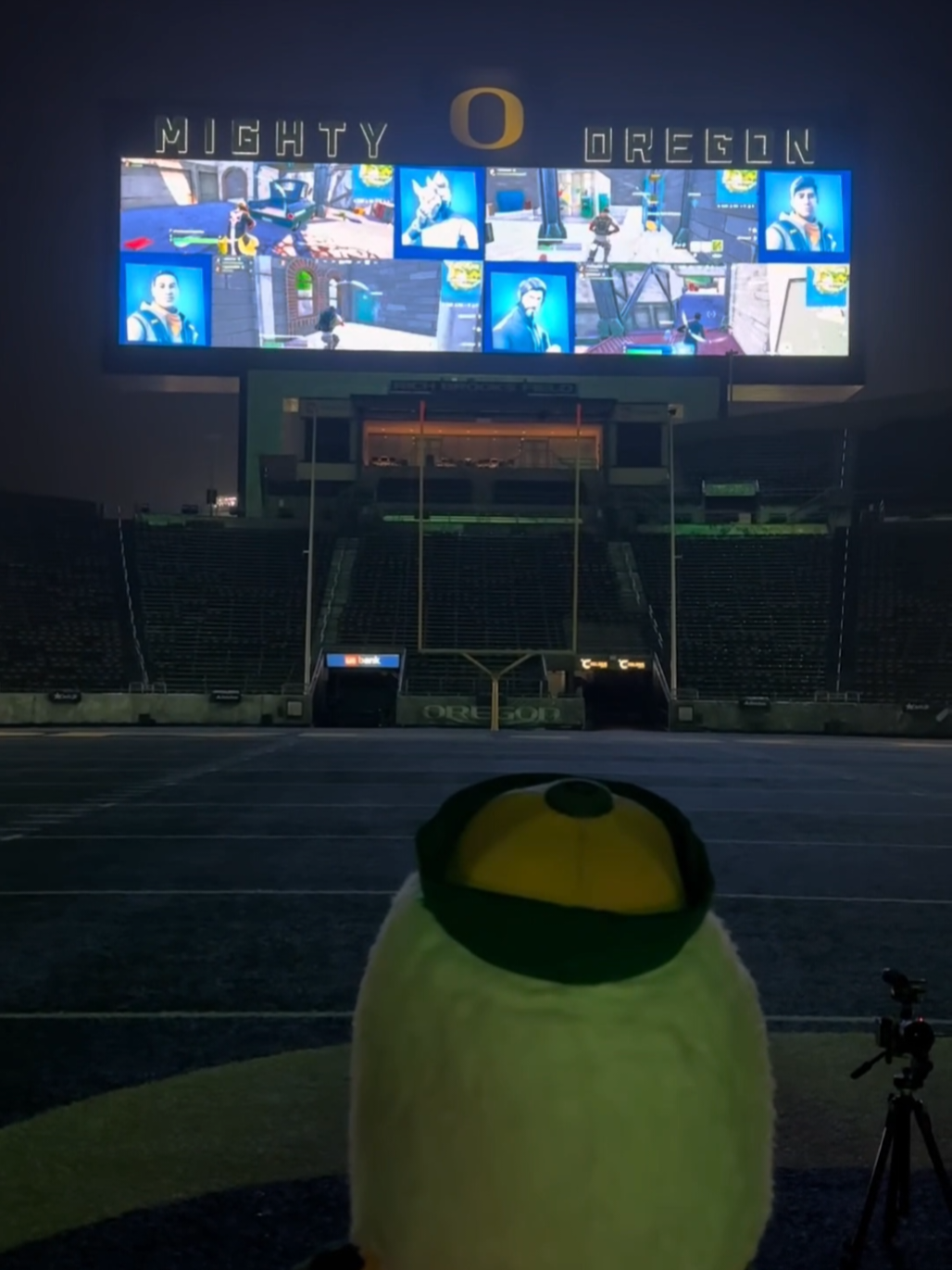 Where we dropping boys?  #college #football #CollegeFootball #cfb #oregon #oregonducks #theduck #mascot #videogames #fortnite #squad #gaming #GamingOnTikTok #tiktok #foryou #fyp 