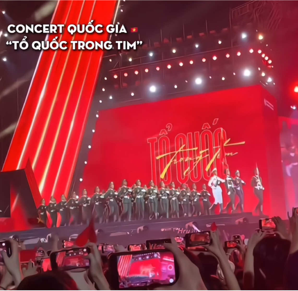 Biển đỏ yêu nước 🇻🇳 tại Concert Quốc gia “Tổ Quốc trong tim” cre Idea: @sisocutica21 cre🎥 : @Sendeynè @🍀Phương Huệ🍀 @Tuân Tũn @Nguyen Thuy Duong @不想工作 🐸 @mexesuimi #toquoctrongtim #concertquocgia #vconcert #a80 #quockhanhvietnam #quandoinhandanvietnam #viralvideo #vietnam🇻🇳 #dieubinh #xhtiktok #xh 
