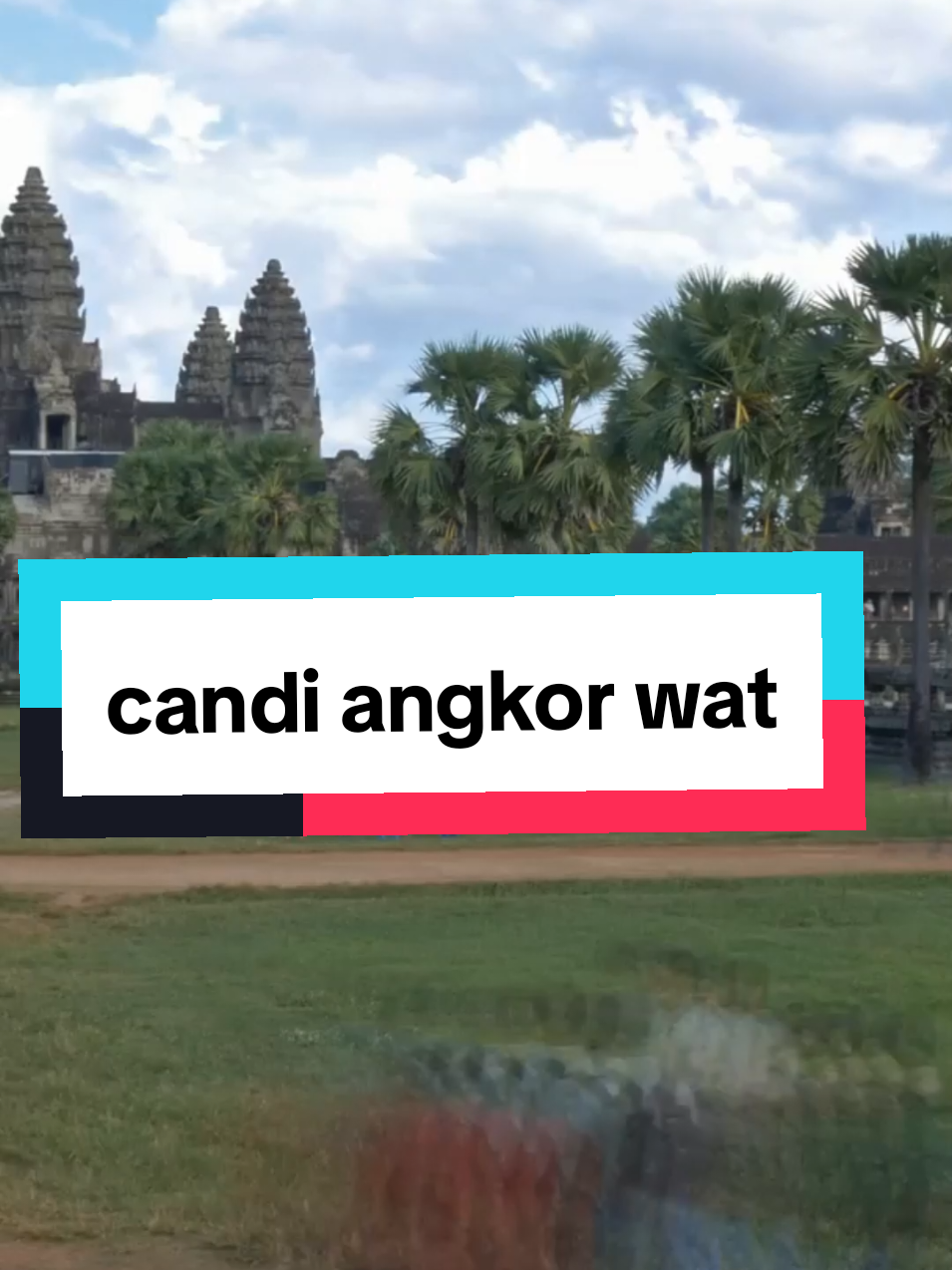 Angkor Wat adalah salah satu keajaiban dunia yang tak boleh Anda lewatkan! Terletak di Siem Reap, Kamboja, kompleks candi terbesar ini dibangun pada abad ke-12 oleh Raja Suryavarman II sebagai kuil Hindu. Dengan arsitektur menakjubkan, ukiran detail, dan tata letak simetris yang sempurna, Angkor Wat juga berfungsi sebagai pusat agama Buddha hingga saat ini. Uniknya, candi ini menghadap ke barat, menambah misteri dan keindahan tempat ini. Saksikan keindahan matahari terbit saat bayangan menara candi memantul di kolam, menciptakan panorama yang ikonik. Jangan lupa untuk like dan share video ini agar lebih banyak orang dapat menikmati keajaiban Angkor Wat! #AngkorWat #CandiKamboja #WisataSejarah #keajaibandunia #fyp 