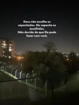 Deus não escolhe os capacitados, Ele capacita os escolhidos. Não duvide do que Ele pode fazer com você. #boanoite #frasesmotivadoras #motivacional #reflexaododia #fyp #foryoupage 