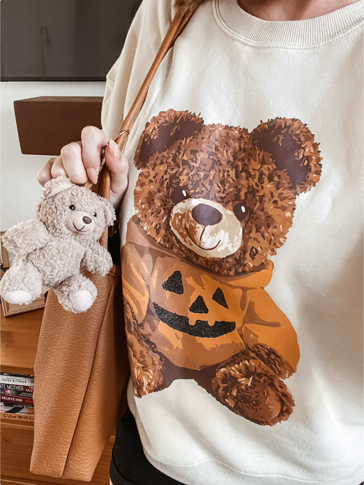 🧸 It’s a teddy bear fall and I’m here for it 🤎 I am OBSESSED with this sweatshirt. It is the coziest and my little teddy bear keychain is the perfect addition to my bag. (It comes as a set of two so my Salem girl has one on her backpack, too!) #salemmassachusetts #codeorange #halloweenhunting #fallgirl #fallgirlaesthetic #halloweenvibes #fallvibes 