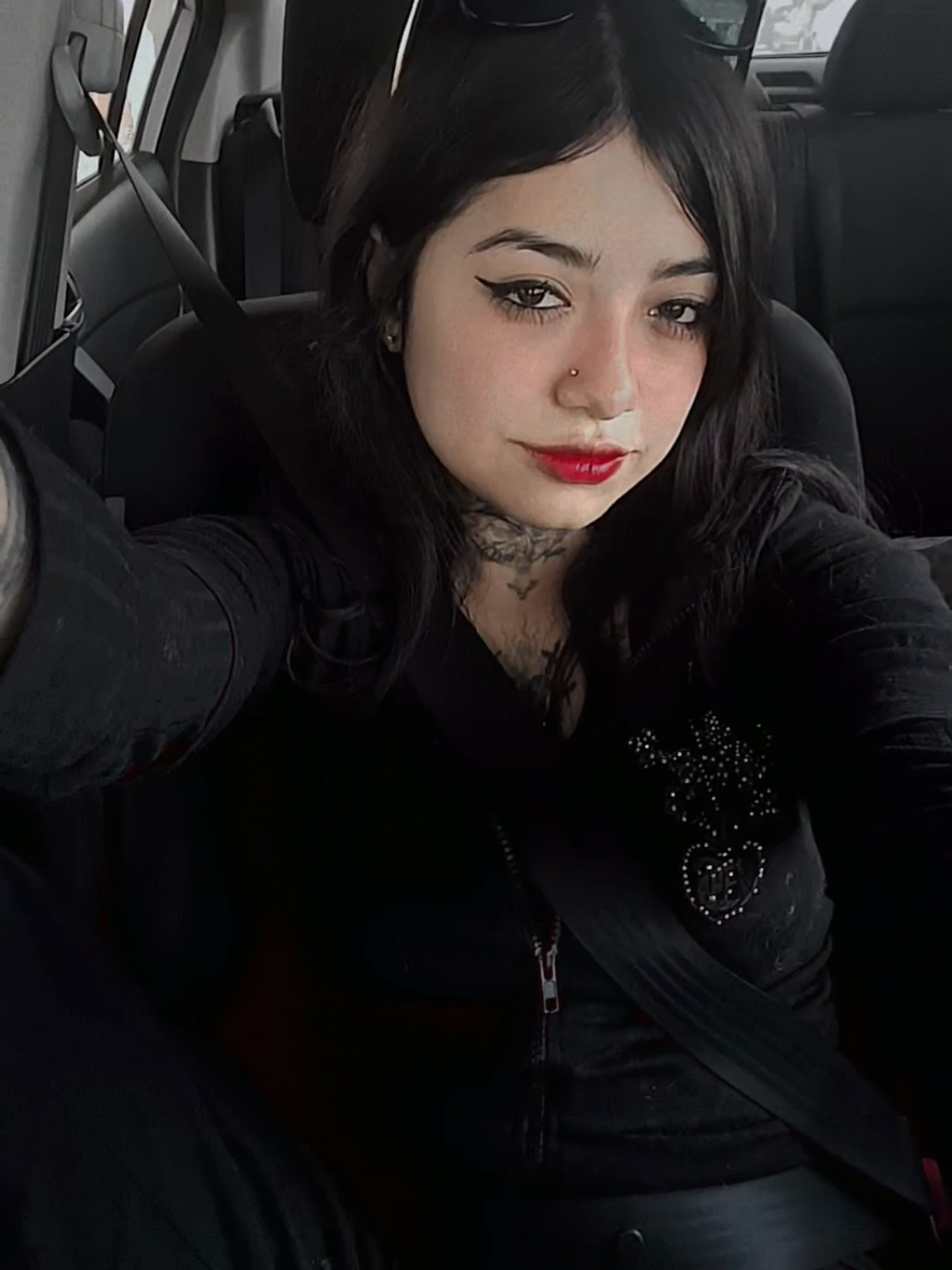 Mi yo de niña jamás se habría creído que podría usar unos de estos, y que mejor que hechos por mí misma 🥰 #Gunsnroses #rock  #axlrose #ink #tattoo 