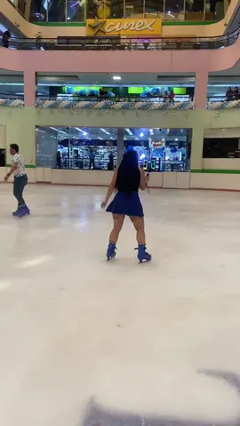 No lo hago tan mal después de 13 años…. #galeriasmall #pistadehielo #patinajeartistico #maracaibo #inauguracion #trucos #patinarhaciaatrás 
