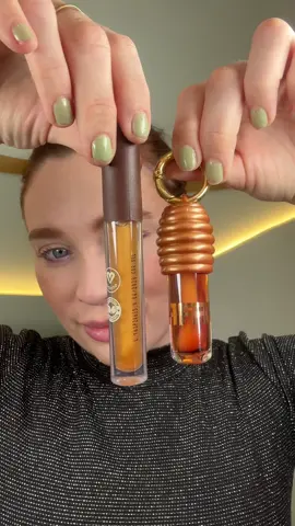 💛 GLOSS DE MEL MISS LARY 💛 O gloss mais lindo e hidratante que você vai usar! 💋 Com cheirinho delicioso de mel 🍯, deixa os lábios macios, com brilho intenso e sem grudar. Perfeito pra usar sozinho ou por cima do batom. ✨ R$ super acessível e entrega rapidinha no TikTok Shop! 🚚💨 Garanta o seu antes que acabe! 🐝 #gloss #glosslabial #glossdemel #misslary #lipgloss #maquiagembarata #tiktokshopbrasil #achadinhosbaratos #dupe #liphoney #primorico #primopobre #foryou #explore 