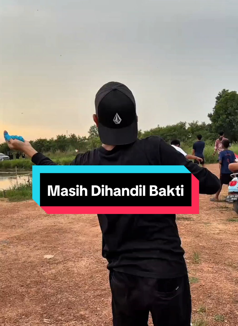 Kalah Panjang Gaes #layanganbali #layanganputus #layanganaduanindonesia #layanganulur #banjarbaru #layanglayang #layangadu #layanganaduan #fyppppppppppppppppppppppp #layanganbanjarmasin #ulurklasik #uluran 
