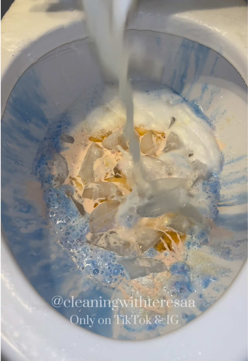 Did you know ice will disinfect your toilet?😱 it’s always better to use more products to clean your toilet😃 #CleanTok #fyp #iceasmr #howtoclean #toilet #toiletcleaner #cleaninghacks 