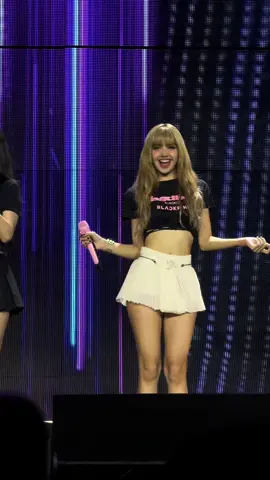They are so cute #lisa #rose #blackpink #deadlinetour #fyp #recommendations #fancam 