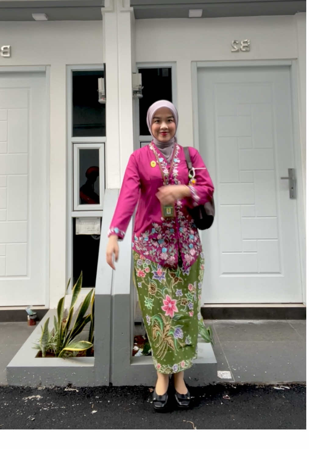 Katanya encim makin cakep kalau warnanya nabrak. Jadi aku padupadankan aja ungu magenta sama ijo😆💗 #fyp #fitcheck #kebaya #encim #betawi 