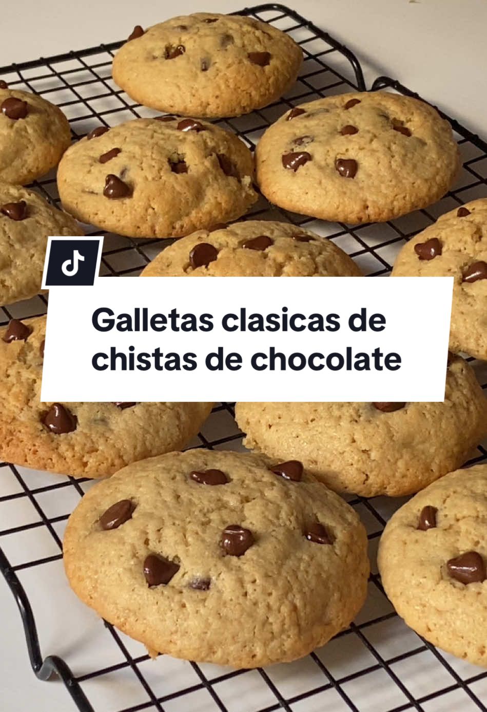 Te enseño mi receta de las clásicas galletas de chispas de chocolate. Este receta es mi favorita cuando de galletas se trata 🤩🍪👌🏻 Ingredientes 💫 200g Mantequilla Fría  100g Azúcar Estándar 100g Azúcar Mascabado  200g Chispas de chocolate  300g Harina de trigo  20g Maicena  2 cucharaditas de polvo para hornear  2 pizcas de bicarbonato  2 pz de huevo +1 yema  Un chirrido de vainilla  Y así de fácil pudes preparar estas galletas. Envíame foto si las preparas 😍😋🫶🏻 #recetasfaciles #cookies #galletas #reposteria #postresdeliciosos 