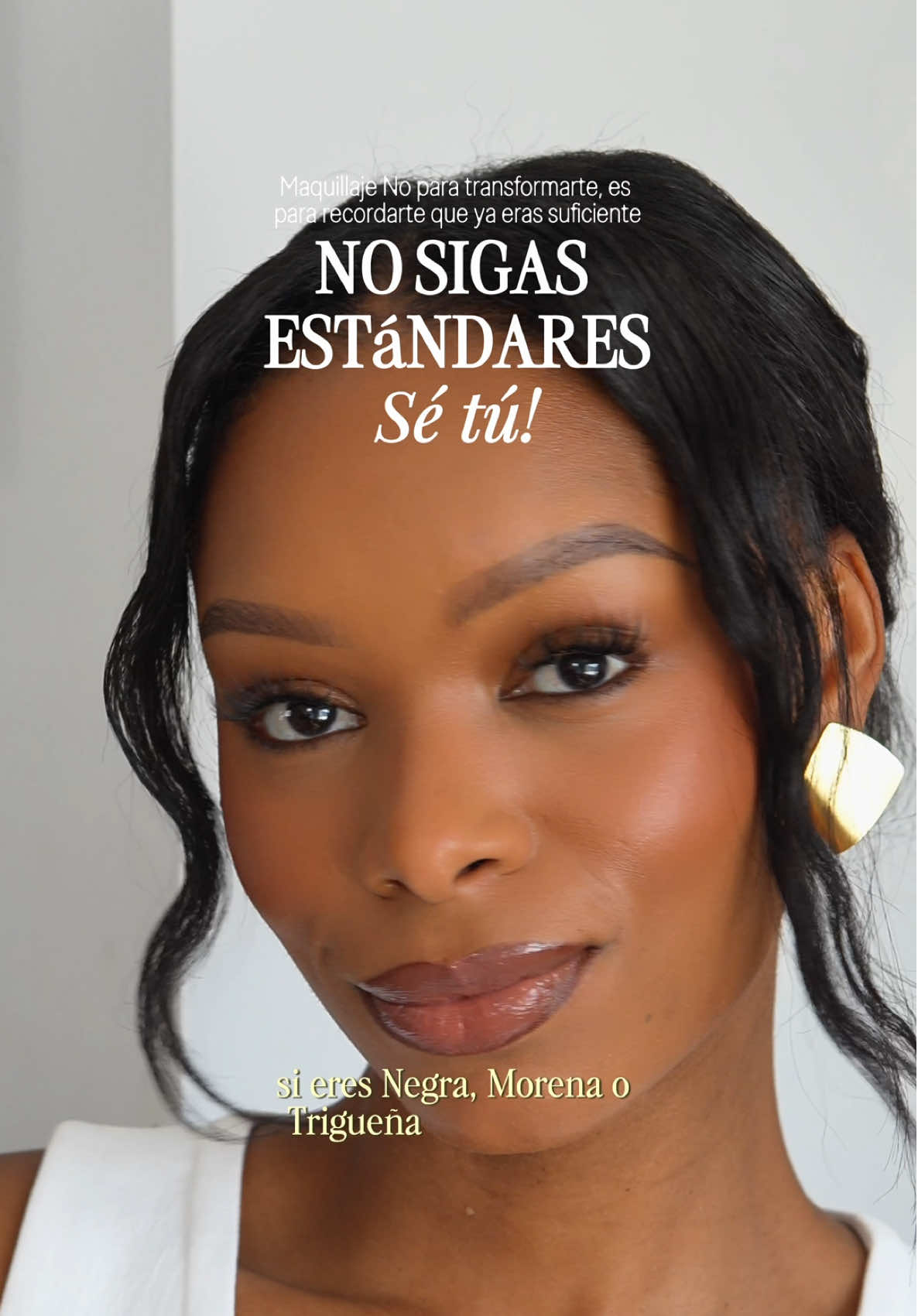 Si eres negra, morena o trigueña… este video es para ti! 🤎 No para enseñarte a cambiar, sino para recordarte todo lo que ya eres!  Durante años nos hicieron creer que nuestra belleza no encajaba, que nuestro tono, nuestros rasgos, nuestro pelo… eran “diferentes”. Pero lo diferente no es un error. Es historia. Es poder. Es belleza. Y aunque el mundo no siempre lo reconozca, tú sí puedes hacerlo. Tú sí puedes mirarte y decirte: “Yo también pertenezco aquí.” ✨ Este maquillaje no es para seguir estándares. Es para gustarte a ti, Para empoderarte Y para que nunca se te olvide: No tienes que ser bonita como los demás, tienes que ser bonita como Tú! 🫶🏽 ✨ Guarda esto para cuando lo necesites. 💬 Cuéntame abajo si esto también te ha pasado. 📲 Mándaselo a alguien que necesita escucharlo hoy @Too Faced bronzer (chocolate caramel)  @makeupbymario bronzer en polvo (dark) lápiz de ojos (negro) lipstick (rose)  @NARS Cosmetics corrector (med/dep 1.5)  @Huda Beauty polvos sueltos (banana bread)  @Lancôme pestañina  @Patrick Ta Beauty rubor en polvo (she goes to the gym)  @Charlotte Tilbury delineador de labios (deep) 