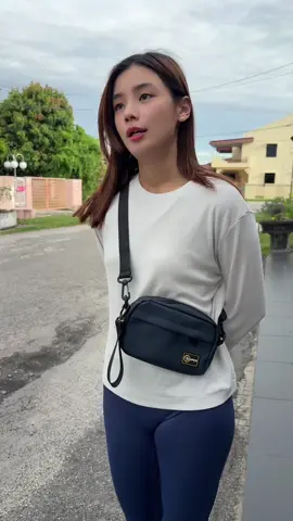 Kalau korang suka size yg lebih Kecil , yg ini mmg recommended korang Dapatkan , sizing Kecil lebih sopan sizing dia , yg I punya carbon fibre material in navy blue ..  #sniper #sniperbag #bag #mamaelainerecommend #fyp #viral #trending 