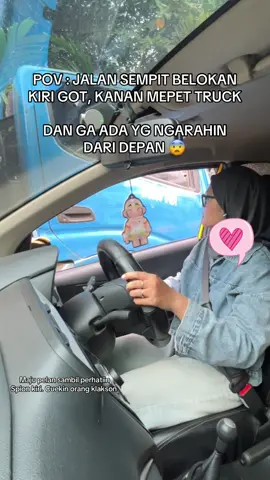 Jauh jauh jauh 🫵, masuk got gw dong yg rugi. pokoknya fokus sama mobil kita aja. Percaya kalo ada yg ngarahin TAPI KALAU posisinya didepan mobil kita. Ini pas VT ini ga ada yg ngarahin dari depan jadi pake liat spion kiri dan patokan tengah mobil. #pemulamanual #belajarmobilmanual #usermanual #mobilmanual 