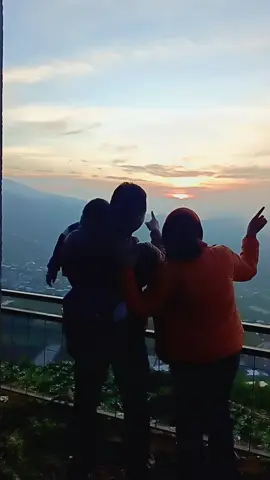 Sunrise in Dieng with beloved family...  Hay Dieng, terimakasih atas keindahanmu dan aku kesini bersama orang2 yang tak kalah indah darimu...  #trip #dieng #tamanlangit #sunrise #lautanawan 