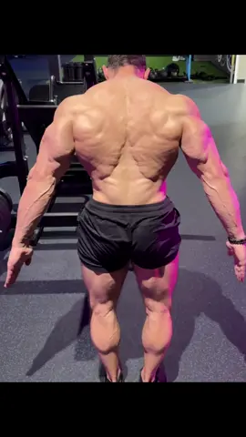Hit it from the back 💪👌 #fyp #back #bodybuilding #natural #pose 