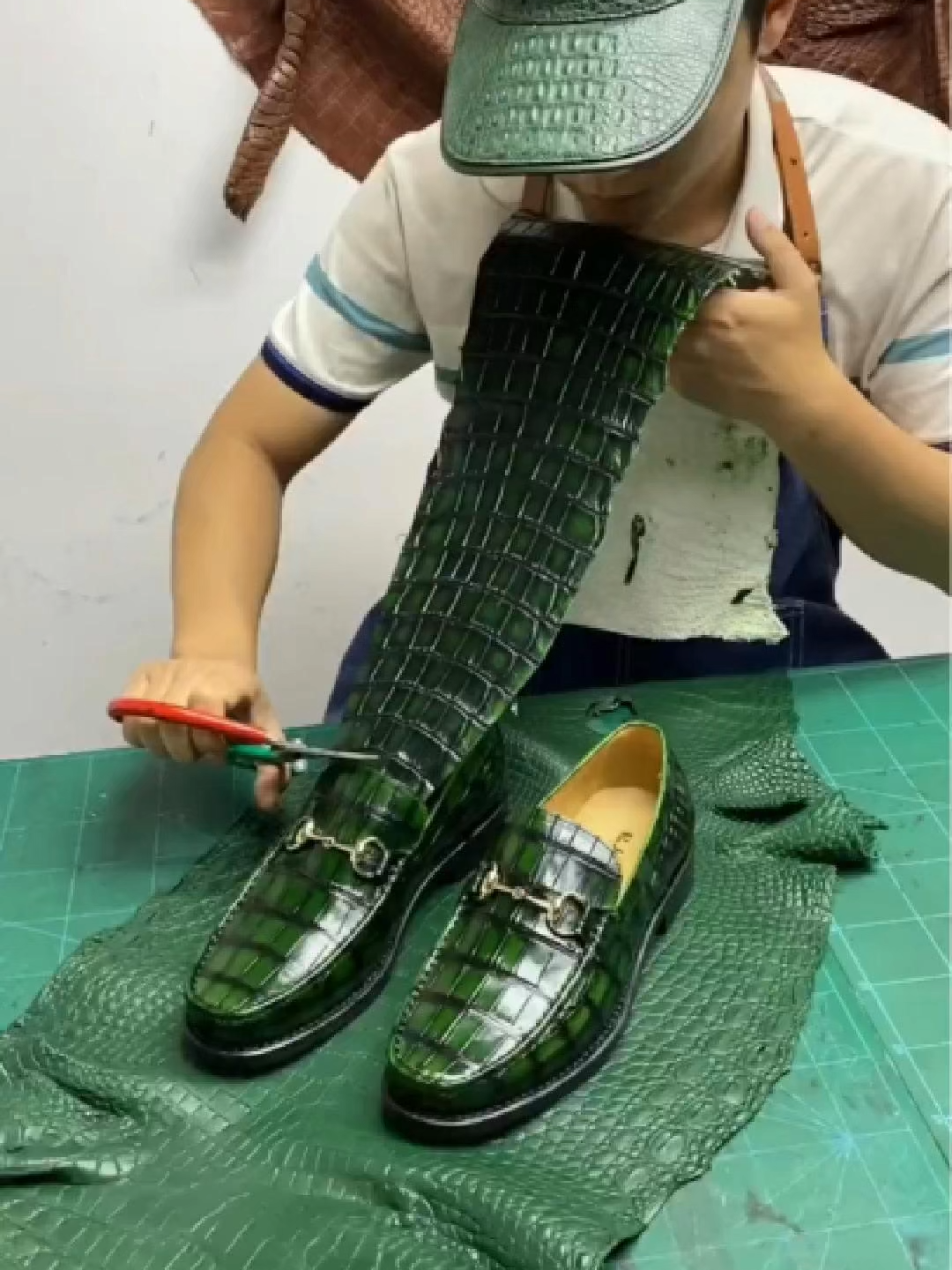Có những đôi giày làm không phải để bán mà là để ngắm nhìn #dodathucong #handmadeleatherbag #khautay #leathercraft #diyprojectvn #handmade #thucong #diyproject