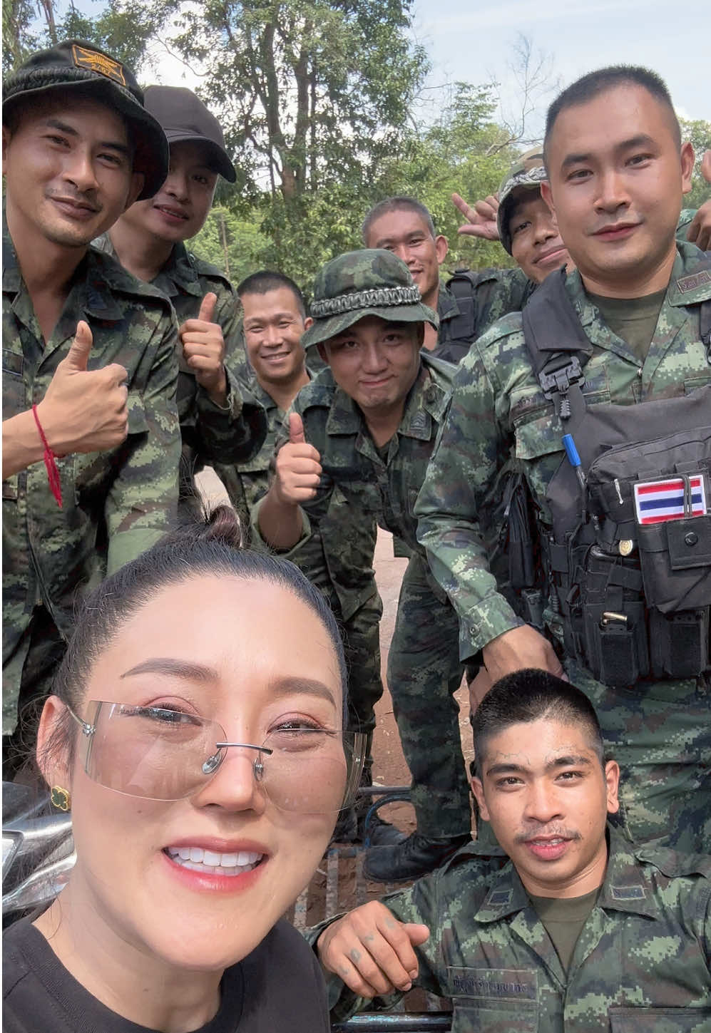 เตี๊ยมคำพูดกันดิบดี สุดท้ายหัวใส่กัน😆 ขอบคุณพี่ๆทหารทุกท่านทุกหน่วยทุกเหล่านะคะ จากใจประชาชนคนไทยคนนี้ค่ะ🙏🏻 #หญิงธิติกานต์ #ข้าคือคนไทย #thailand🇹🇭 #ทหารไทย #ไทยนี้รักสงบเเต่ถึงรบไม่ขลาด #บ่าวยักษ์ข้าวเหนียว #ทหารบ้านนอก  