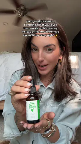 Allergic to tea tree? Meet your new bestie 🤍 #rosemaryoil #eyecaretips #eyemakeupremover 