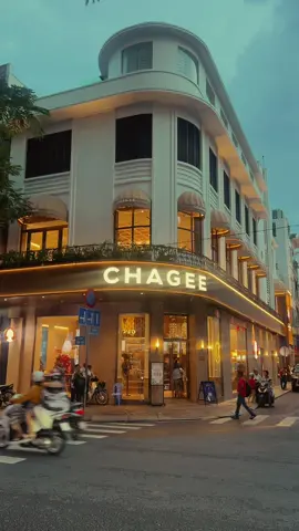 Cái cảm giác mà mình đứng ngay trước cái tiệm trà sữa Chagee mới mở thiệt là hoành tráng này á, cái ly trà sữa mà mình dư sức mình mua được á, nhưng mình chỉ được phép đứng nhìn nó từ bên ngoài thôi, xong rồi mình đi qua tiệm khác uống, bởi vì mình biết nó lười bỏ đường #chagee #taychaychagee#chageevietnam #chageedongkhoi #phela #trasua #milktea #Lifestyle #foryou #xuhuong #viral #capcut