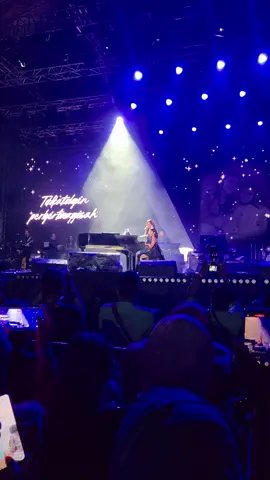 Terharu banget saat liat @ayutingting dan bilqis nyanyi berdua, bahagia terus buat kalian berdua ya 😍😍 #ayutingting#konser#musik#dangdutdangdutan#bilqis#konserayutingting#2025#depok 