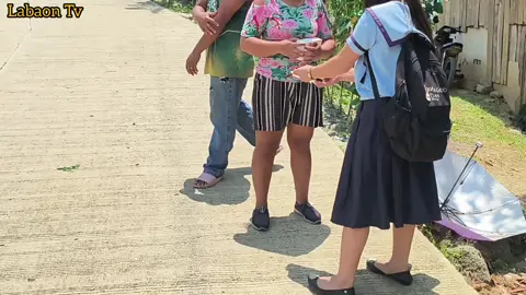 📰 USA KA DALAGA NGA DILI MODAWAT UG DILI IPHONE KAY MAULAW SA MGA CLASSMATE 📱💔 Usa ka 20-anyos nga dalaga ang naguba sa cellphone nga gihatag sa iyang mama ug papa — kay dili kini iPhone. Maulaw siya sa eskwelahan tungod kay halos tanan niyang classmates iPhone ang gamit. Apan ang iyang ginikanan, ilabi na ang amahan nga usa ka construction worker, tinuod nga naningkamot. “Anak, pasensya na gyud. Sa December pa ko makadawat og 13th month ug bonus. Hulat lang gamay. Mao ra gyud ni among kaya karon.” Hilom nga mipasabot ang ginikanan, apan hilak ang ilang tubag. Dili ang pagkaguba sa cellphone ang pinakamasakit — kundi ang pagbati nga dili pa igo ang ilang paningkamot. Tungod sa kaluoy sa kahimtang sa ginikanan, si Kasamang Mechelle sa Labaon TV na lang ang mipalit og iPhone para sa dalaga — dili tungod sa kaluoy sa dalaga, kundi tungod sa kasakit sa ginikanan nga naningkamot apan wala pay igong kwarta para sa kantidad sa maong cellphone. 📣 Tambag Para sa Tanang Kabatan-onan: 👉 Kung naa moy gusto nga butang, ipaabot kini nga malinawon ug puno sa pagsabot. 👉 Ang pagkaulaw dili rason aron masakitan ang ginikanan. 👉 Ang respeto ug pagpaabot mas bililhon pa kaysa bisan unsang cellphone. 👉 Ayaw sunda ang mga uso nga makalimot ka sa sakripisyo sa imong pamilya. 🎙️ Sa katapusan, paminawa ang tambag ni Kasamang Mechelle sa Labaon TV – usa ka pahimangno para sa tanang kabatan-onan nga nagpuyo uban sa sakripisyo sa ilang ginikanan. ⚠️ Disclaimer: Kini nga video usa ka tinuod nga panghitabo nga gituyo para sa edukasyon ug moral lesson. Wala kini gituyo aron pasakitan o ipakaulaw ang mga nalambigit. 🏷️ Hashtags: #GugmaSaGinikanan #PagtulonAn #RealLifeStory #13thMonthSaPasko #BunosSaPasko