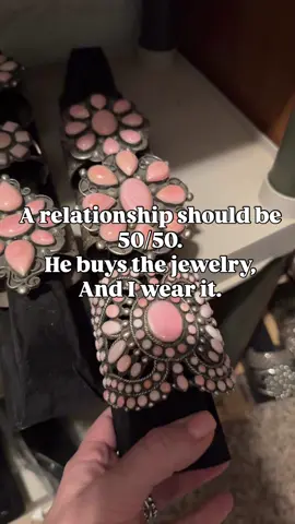 🤭🤭 Don’t you agree??  nizhonitradersllc #navajojewelry #westernstyle #sterlingsilverjewelry #nativejewelry #pinkconch #cuffbracelet #sterlingsilverbracelet 