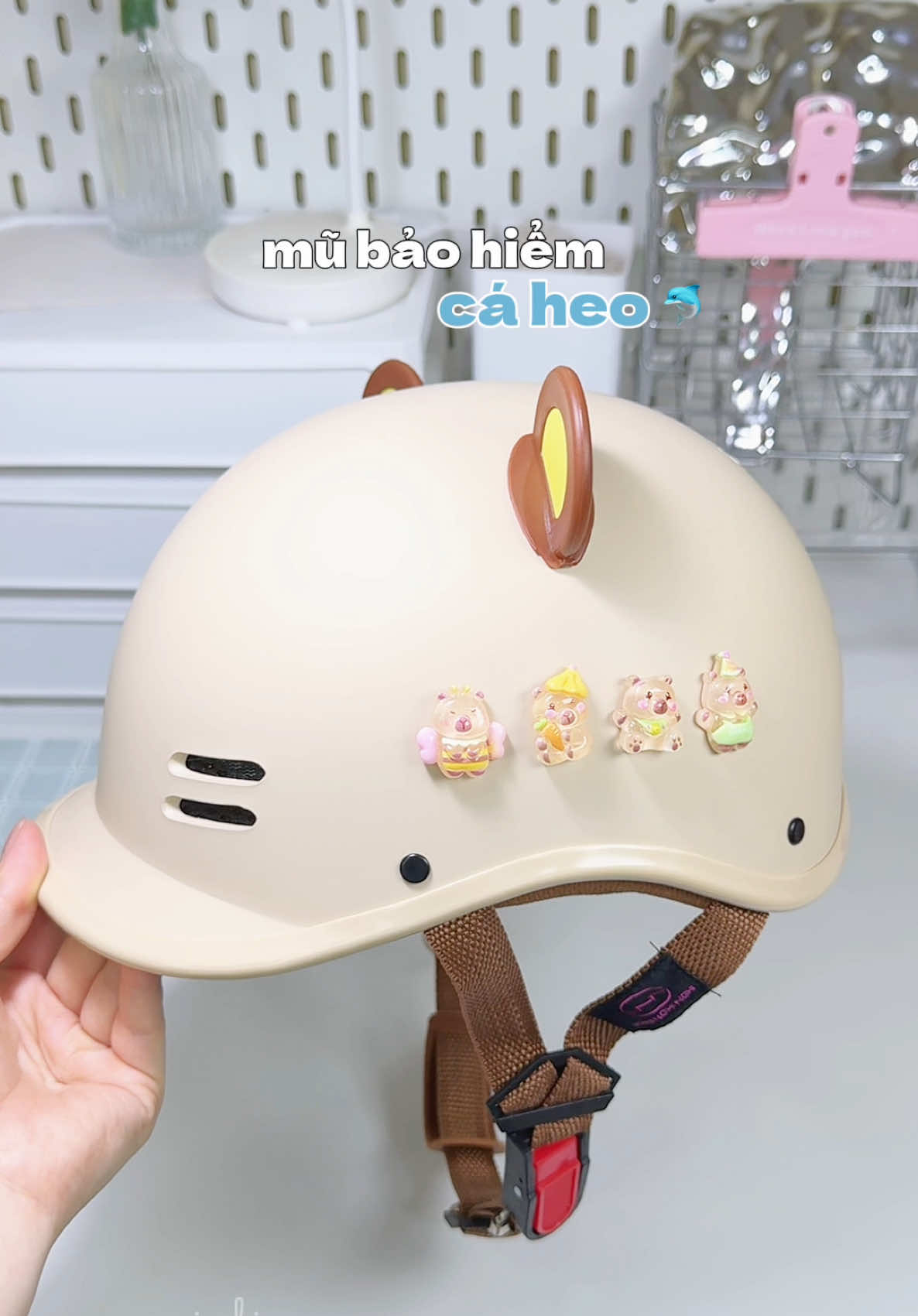 tui mới tậu được em mũ vừa xinh vừa đạt chuẩn an toàn nha 💯 #mubaohiem #mubaohiemthoitrang #mubaohiemdatchuan #nonbaohiem  #mubaohiemcaheo #mubaohiemchinhhang #mũbaohiemcute #mubaohiemtaimeo #muataitiktok #imbiene #xuhuong #review #unboxing 