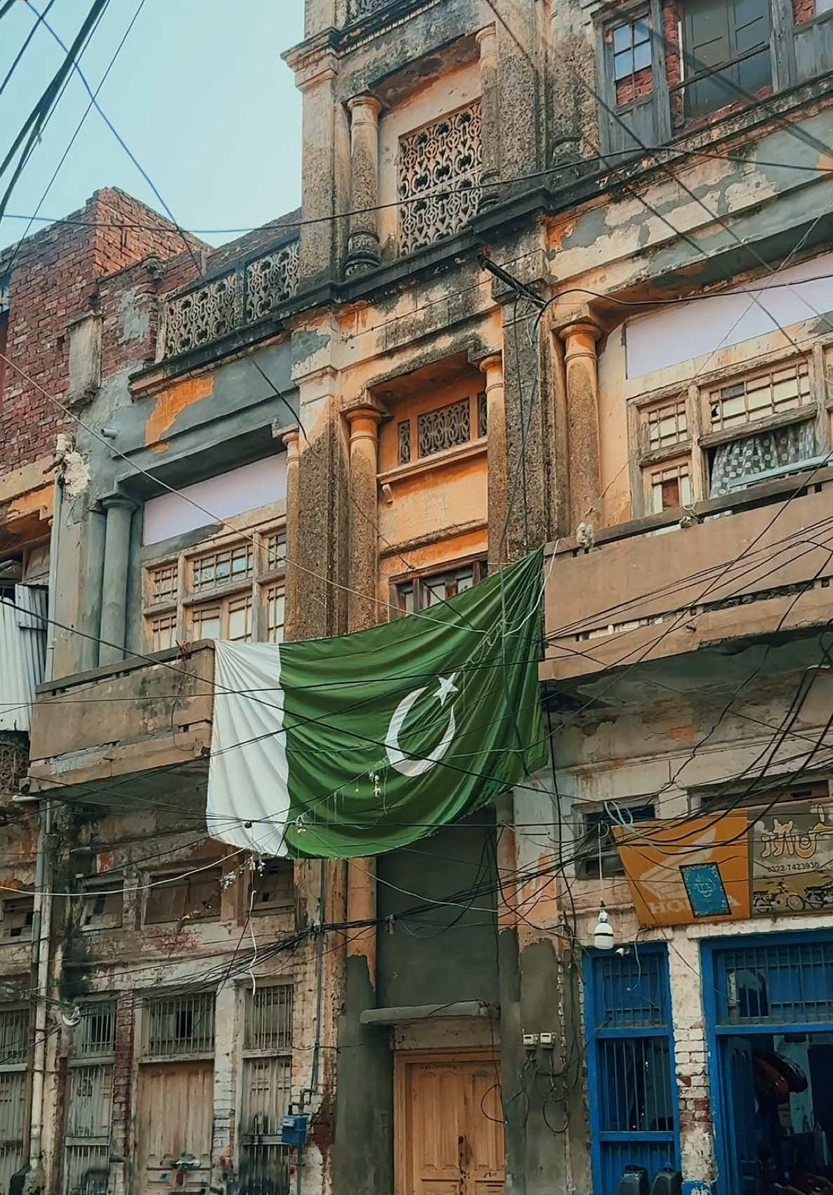 Androon Sialkot ❣️khoobsurti, saqafat aur tareekh ka sangam!*   Nakke wale darwazay, purani galiyan, aur woh imaratein jo waqt se kahaniyan keh rahi hain ✨   Yeh sheher ka dil hai — asli virsa, asli husn ❤️   #LegacyLands Androon Sialkot   Historic beauty   Old city charm   Purani galiyan   Tareekhi imarat   Desi virsa   Cultural soul   Hidden gems   Rooh-e-Sialkot   Real city vibes #LegacyLands #AndroonSialkot #OldSialkot #CityHeritage #DesiBeauty #ExploreSialkot #Foryou #Foryoupage #CinematicTikTok #SheherKiKahani @TikTok @TiktokPakistanOfficial @tiktok creators 
