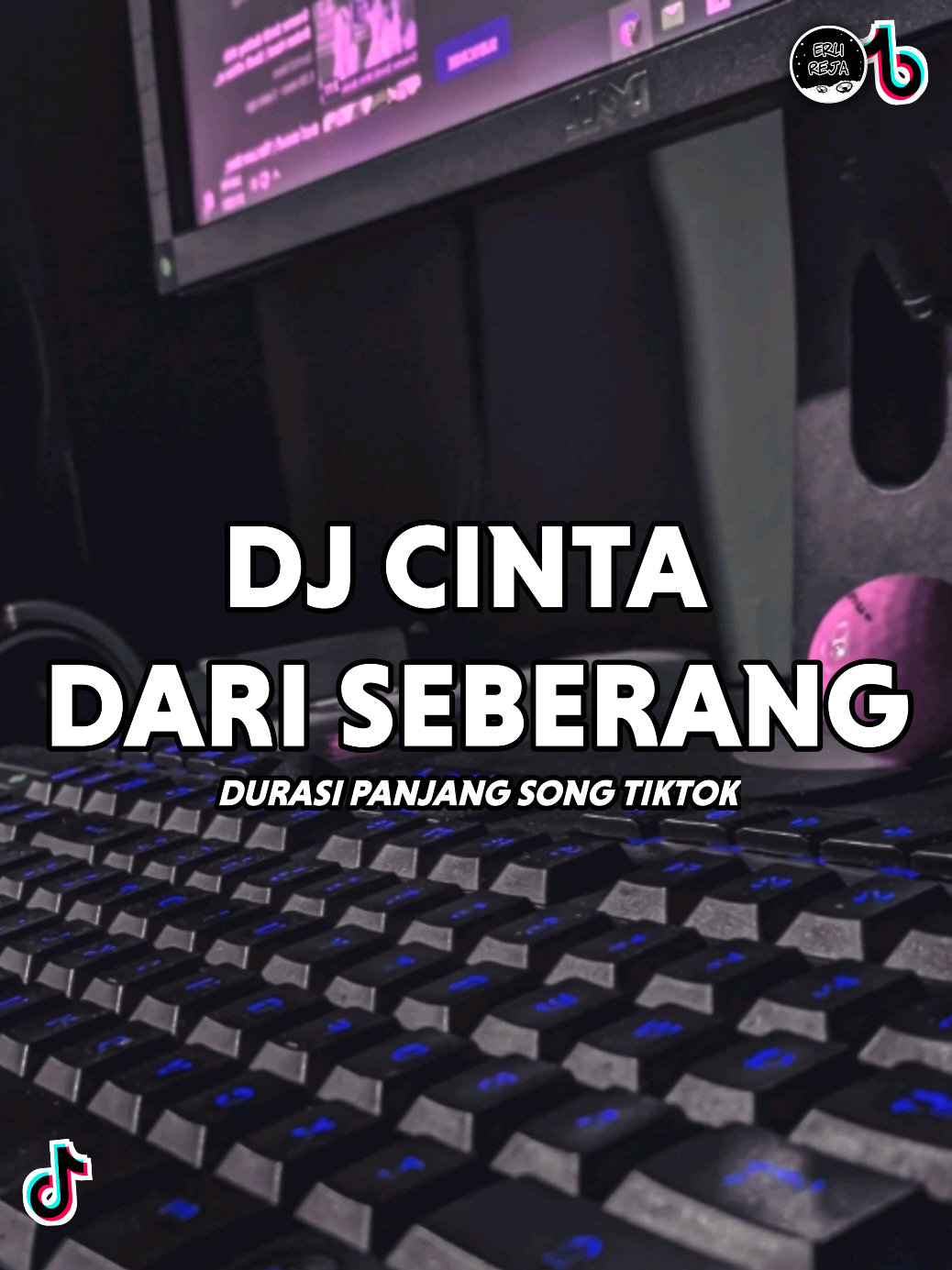 DJ CINTA DARI SEBERANG ZINIDAN ZIDAN ft YAYA NADILA (durasi panjang) lirik♪ Kupandang-pandang Adik dari seberang Cantik juga rupamu sungguh menawan Bolehkah abang bertanya Apa Adik ada yang punya? Jika belum kuingin nyatakan cinta Jauh sungguh abang mencari cinta Apakah ada cinta di seberang sana Bertemu langsung bertanya Aku ini milik siapa? Aduh Abang, aku ini milik ayah dan bunda Mari main tebak-tebakan sayang Apa beda cincin sama kamu? Jikalau Adik benar menjawab Kan kuberi sekuntum mawar indah Mana mungkin aku tau Bedanya cincin sama diriku Janganlah Abang coba merayu Nanti marah ayah dan ibuku Cincin melekat di jari manis sayang Kalau adik melekat di hati abang #erlireja #remix 