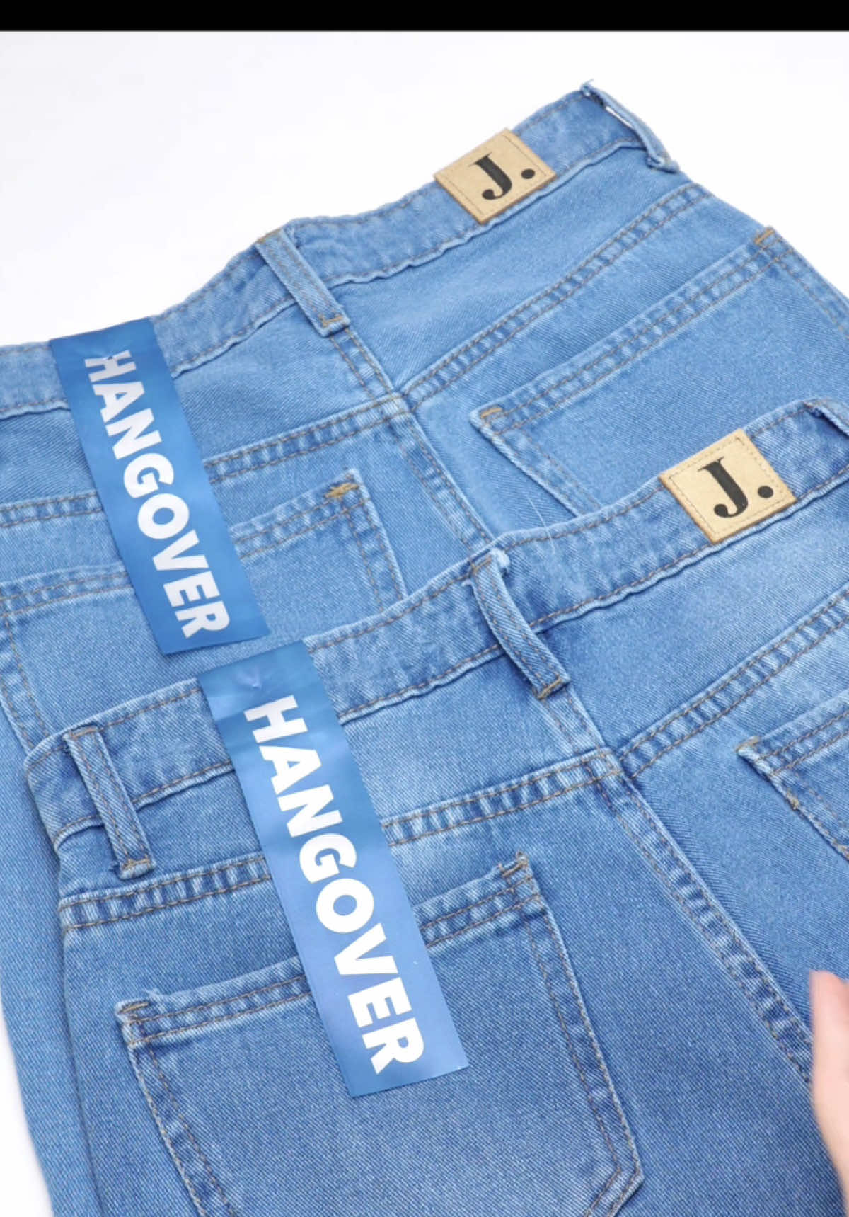 Must have HANGOVER JINISO 😍 Tampil boyish? Bisa. Tetap standout? Jelas bisa!🛒 #JINISO #jinisoemangkeren #autokeren #highwaistloose #loosejeans      