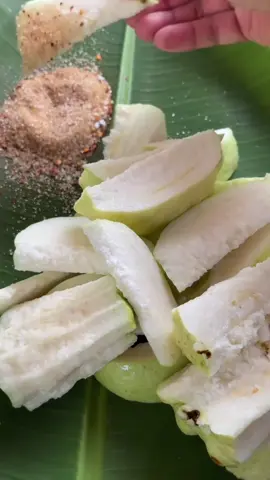 Asmr jambu kristal. Enak banget bunyinya renyah  #jambu  #guava #jambukristal #asmrfood #fypage #asmrvideo #fyp 