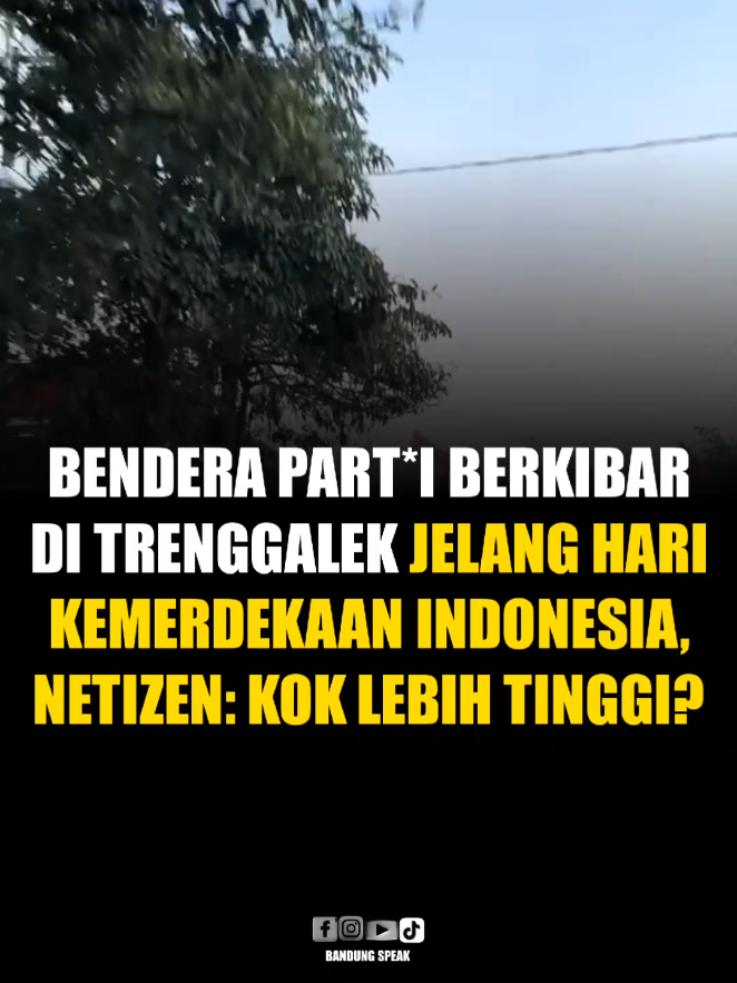 Sebuah video yang memperlihatkan bendera partai politik berkibar lebih tinggi daripada bendera merah putih tengah ramai di media sosial. Peristiwa ini terjadi di Kabupaten Trenggalek, Jawa Timur, meski saat ini bukan masa pemilu dan menjelang peringatan Hari Kemerdekaan. Fenomena ini memicu perdebatan di kalangan warganet, terlebih sebelumnya sempat ramai larangan pengibaran bendera One Piece, namun bendera partai justru terlihat berkibar lebih tinggi. Menurut keterangan perekam video, bendera tersebut masih belum diturunkan hingga kini. Sumber: via TikTok/naratang_pp #bandungspeak #viral #foryou 