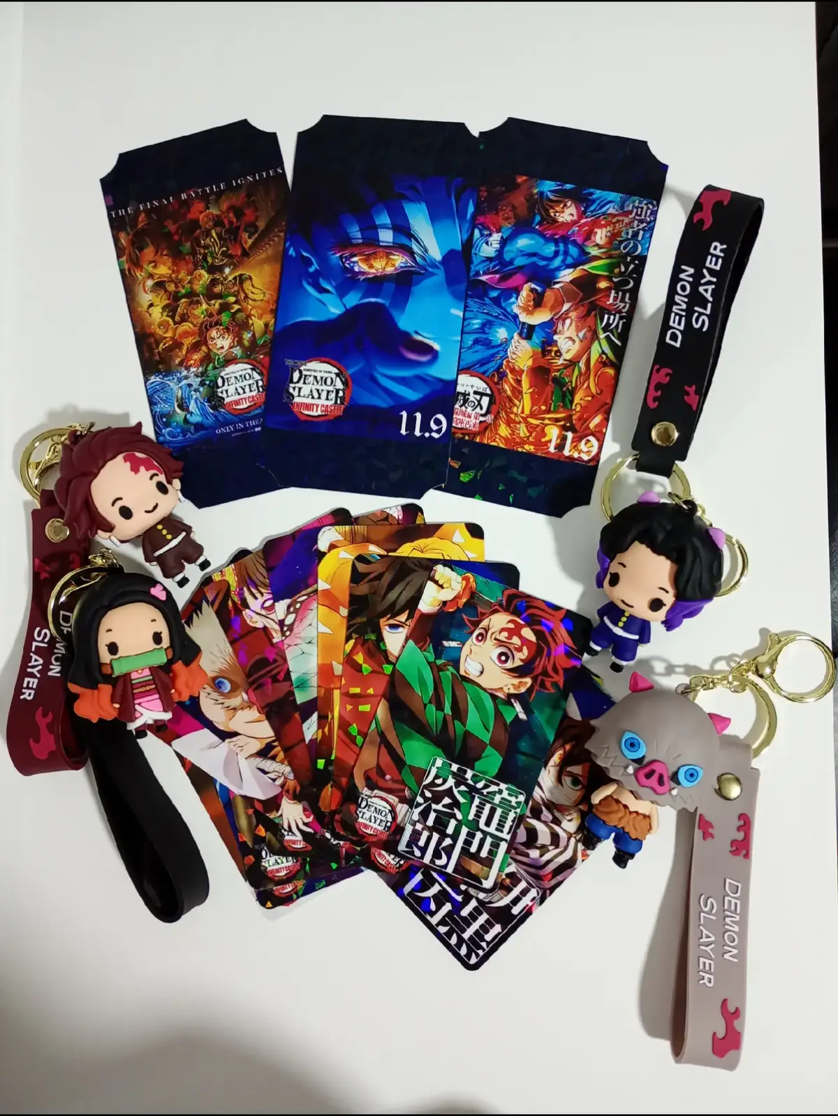 1 Tarjeta conmemorativa holográfica (a elección) 15 tarjetas con los personajes. 1 llavero sorpresa de Kimetsu no yaiba. #demonslayer #kimetsunoyaiba #promociones #anime #castilloinfinito 