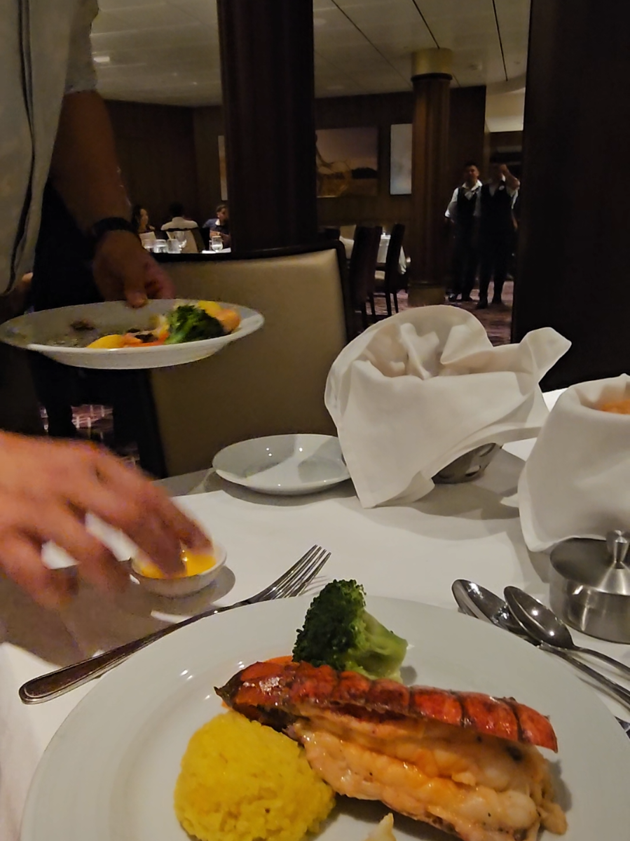 🍽🍷Dinner Time 🤤 🚢Icon Of the seas. @Royal Caribbean #iconoftheseas #royalcaribbean #crucero #vacation #cruisetok #cruiseship #cruise 
