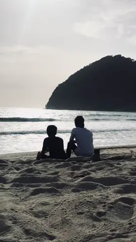 Kamu mungkin sudah bahagia di sana, tapi aku masih berjuang melupakan rasa di sini