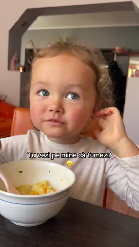 Voi cum stați cu fumatul? 😁 Aria tot vede în ultima perioadă persoane care fumează și beau cafea și a zis ca și ea când o să fie mare o să fumeze și o să bea cafea, iar eu i-am zis ca tu o vezi pe mami ca fumează? Nu. Tu îl vezi pe tati ca fumează? Nu. Atunci avem pretenția ca nici tu să nu fumezi 😁 iar de atunci tot asta repetă 😁 #mamica #mamicipetiktok #mamici #mamicidepiticiculipici #fyp 