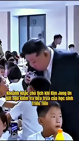 Khoảnh khắc chủ tịch khi Kim Jong Un bất ngờ kiểm tra bữa trưa của học sinh Triều Tiên