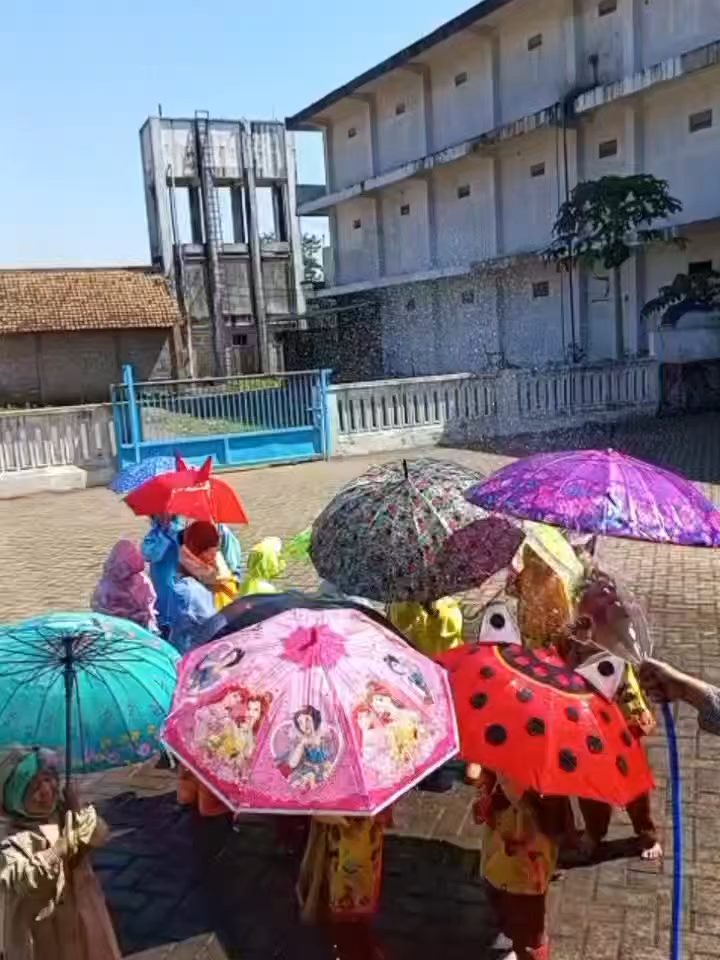 Saat Hujan Pakailah Payung atau Mantel RA TK Al-Khoirot Malang #raudhatulathfal #TamanKanak-kanak #ratk #pendaftaransantribaru
