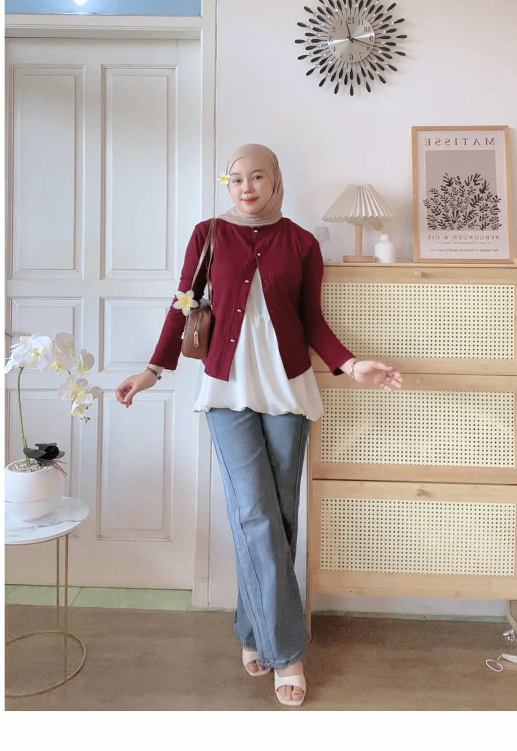 Tampil kece tanpa ribet di Hari Kemerdekaan! 🇮🇩 Mix and match blouse balon + cardigan manis dipadukan dengan celana kulot jeans, bikin look tetap elegan & effortless 💃 Cocok banget buat vibes Agustusan—nyaman, stylish, dan tetap semangat 45! ❤️🤍 #allohummabarik #ootdfashion #outfitkondangan #outfitinspiration #OOTD #outfitcheck #hijabstyles #outfitideas #outfitkemerdekaan #agustusan 